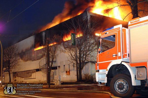 Fahrzeug vor brennender Halle