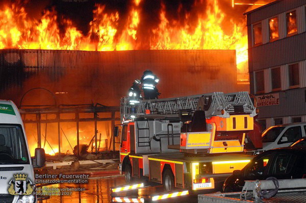 DLK vor brennender Halle