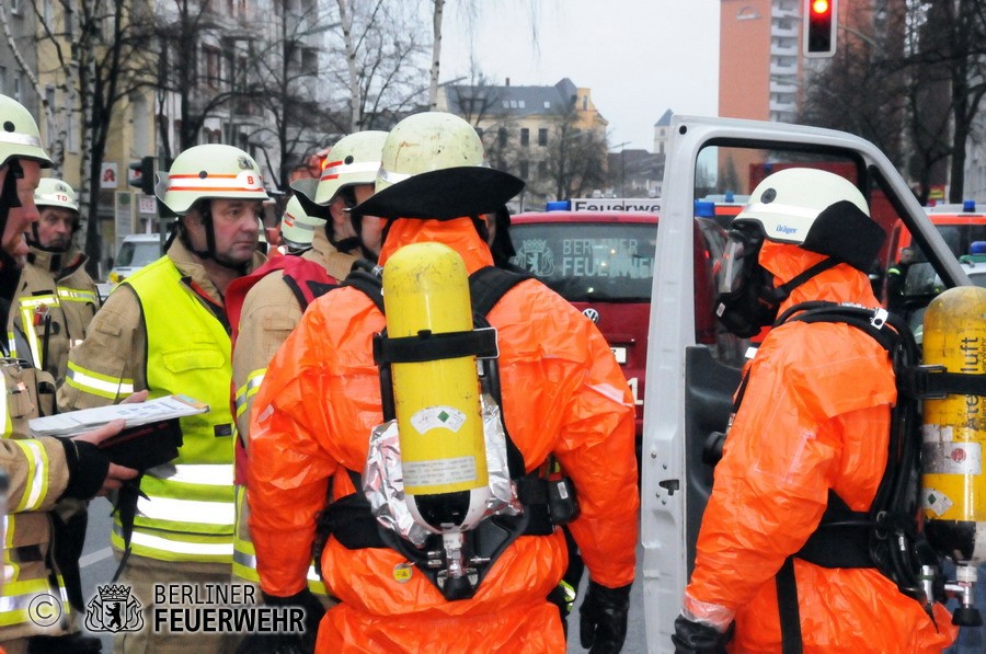 Einsatzkräfte mit Schutzanzügen