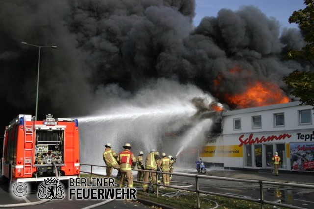 Löscharbeiten über den Werfer eines TLF