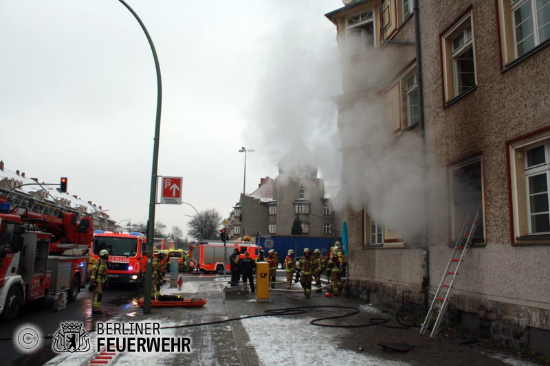 Rauch aus der Brandwohnung