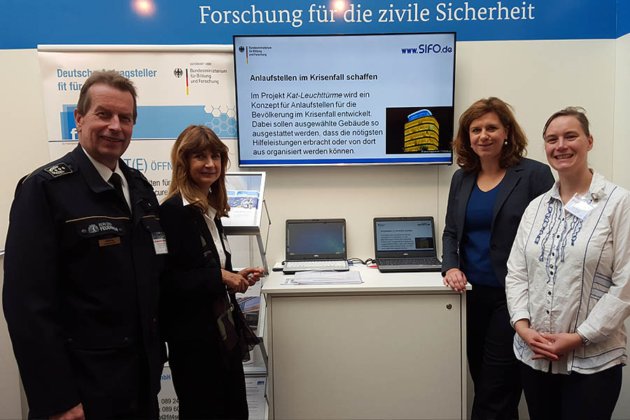 Von links nach rechts: Landesbranddirektor Wilfried Gräfling, Sabina Kaczmarek (Berliner Feuerwehr), Verena Knies (BMBF), Anja Winzer (Projektmitarbeiterin im Projekt Ensure bei der Berliner Feuerwehr)