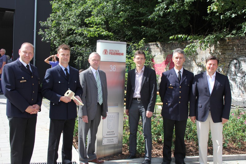 Gruppenbild vor Rettungswache