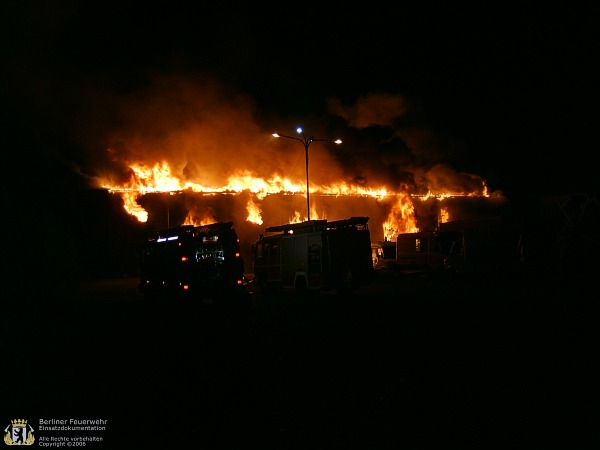 Flammen schlagen aus dem Gebäude