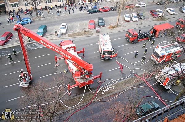 Teleskopmast wird in Stellung gebracht