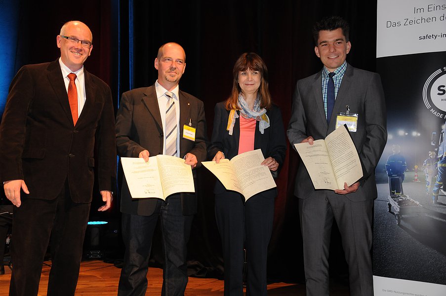 Verleihung Excellence Award von links nach rechts:Dirk Aschenbrenner (Präsident der vfdb; Direktor Feuerwehr Dortmund), Michael Neske (Institut für Brand- und Katastrophenschutz Heyrothsberge), Sabina Kaczmarek (Berliner Feuerwehr), Jens Pottenbaum (Universität Paderborn)