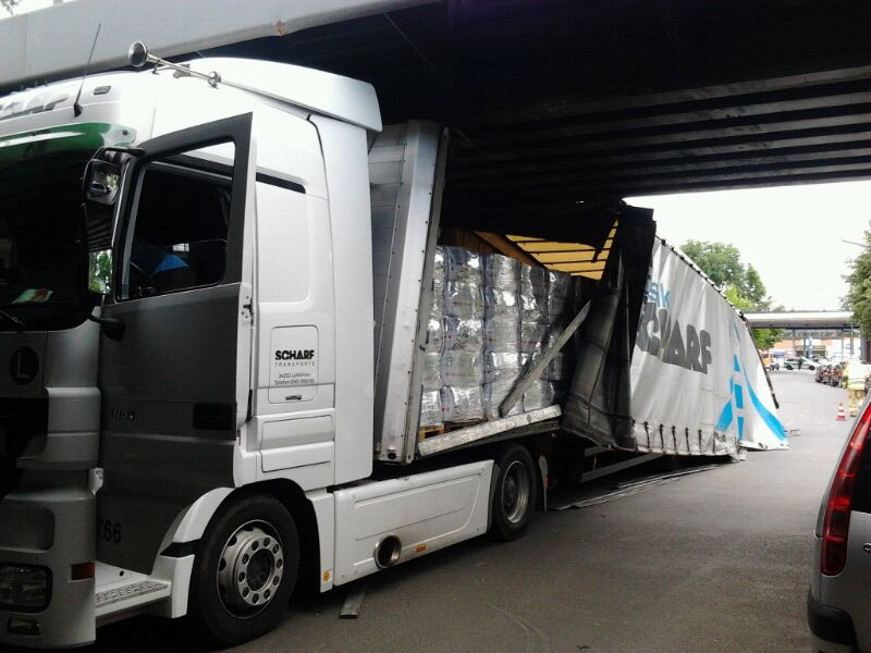 LKW unter Brücke verkeilt