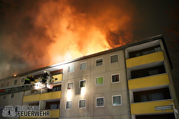 Flammen auf dem Dach