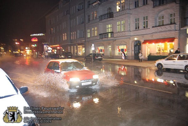 PKW im tiefen Wasser