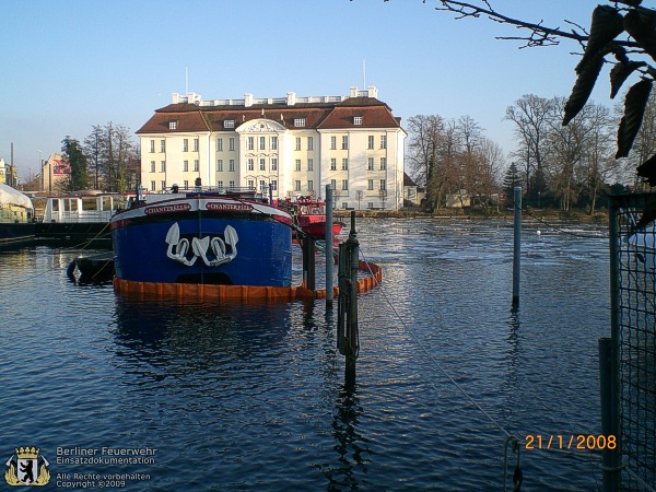 Schiff mit Ölsperre