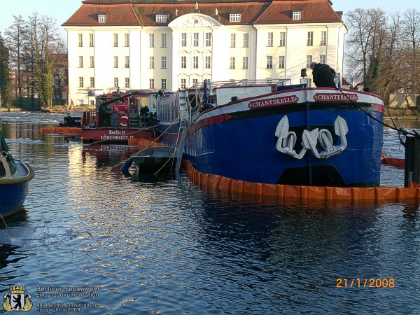 Schiff mit Ölsperre