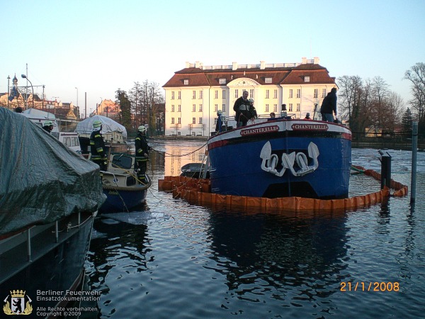 Schiff mit Ölsperre