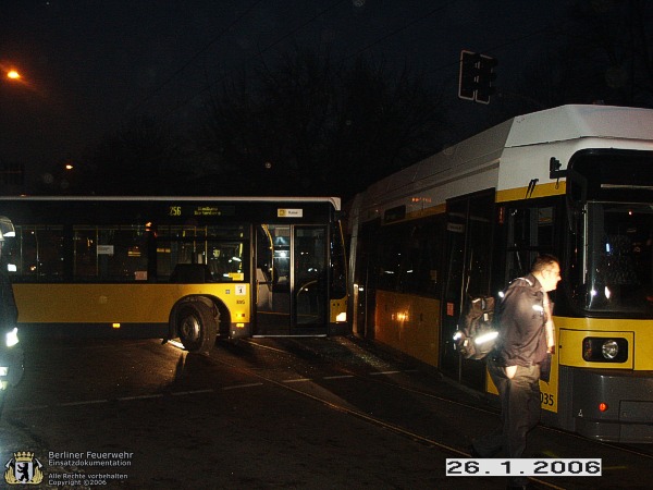 Bus an der Straßenbahn