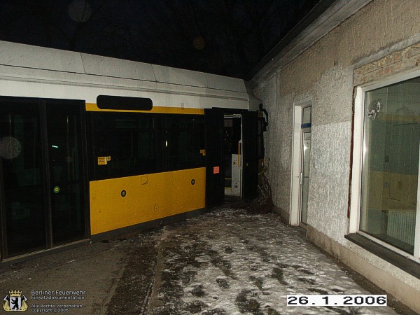 Straßenbahn am Gebäude