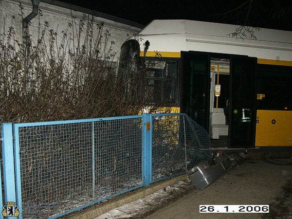 Straßenbahn am Gebäude