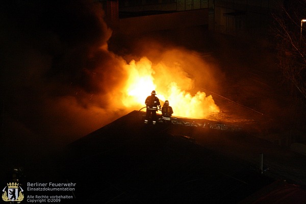 Flammen schlagen aus dem Dach