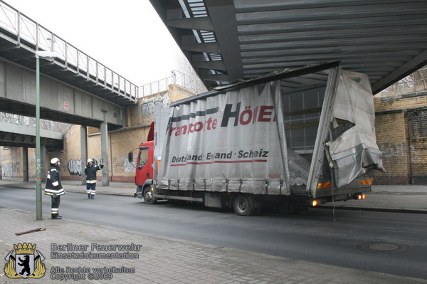 LKW unter Brücke festgeklemmt