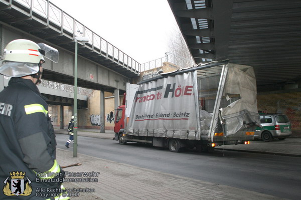 LKW unter Brücke festgeklemmt