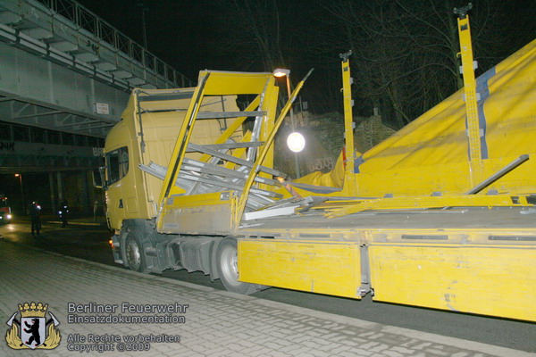 LKW mit beschädigtem Aufbau