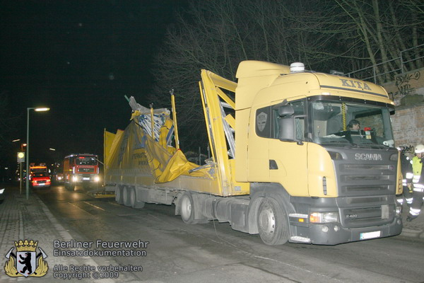 LKW mit beschädigtem Aufbau