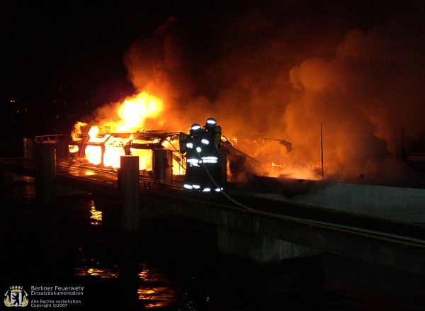 Flammen auf dem Schiff