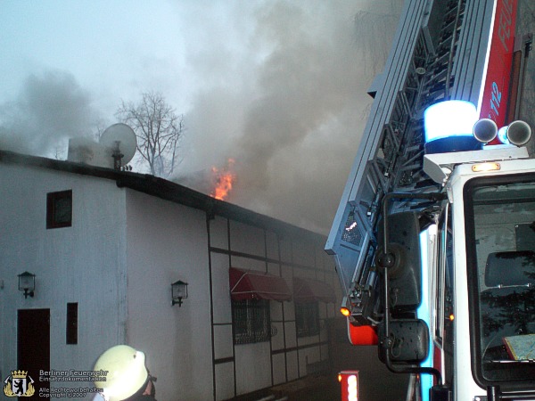 Flammen schlagen aus dem Dach