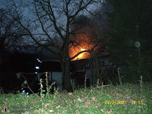 Offene Flammen über dem Dach