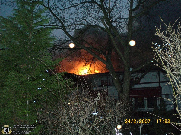 Offene Flammen über dem Dach