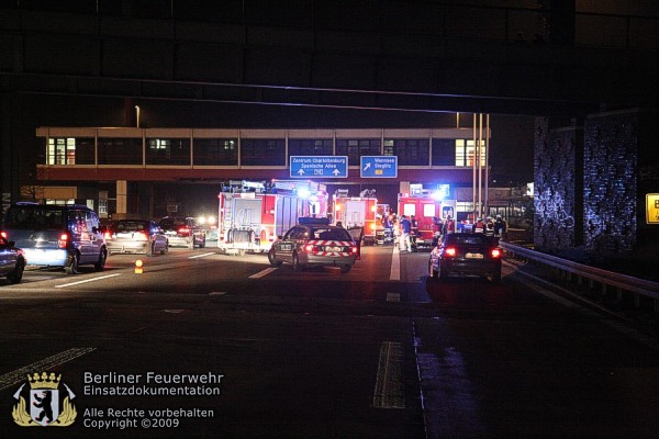 Feuerwehrfahrzeuge auf Autobahn