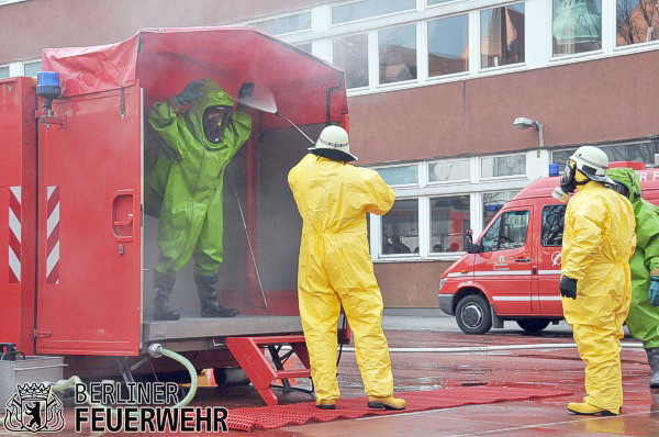 Trupp wird dekontaminiert