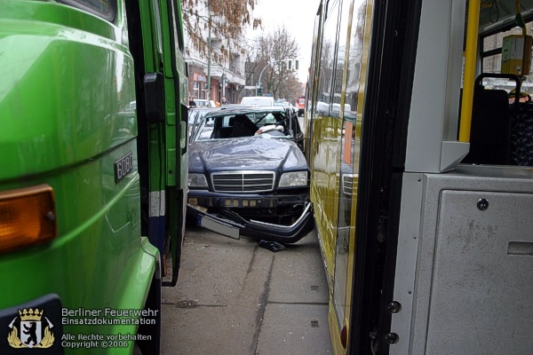 Zwischen Straßenbahn und Lkw