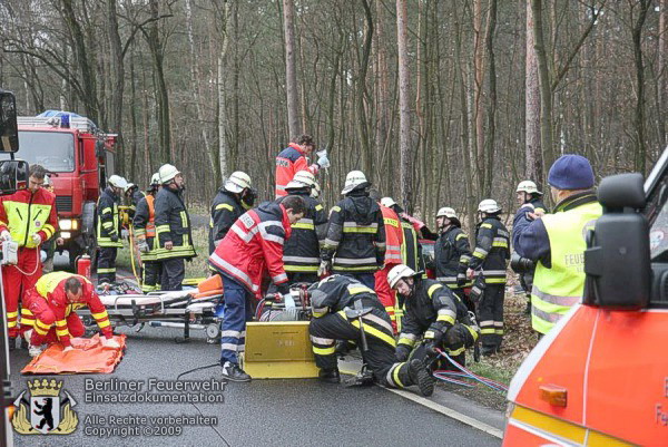 Erstversorgung, Befreiung und Transportvorbereitung laufen parallel