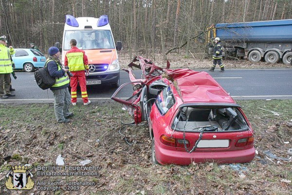 PKW und LKW an der Unfallstelle