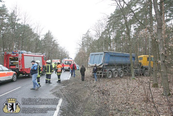 LKW neben der Fahrbahn