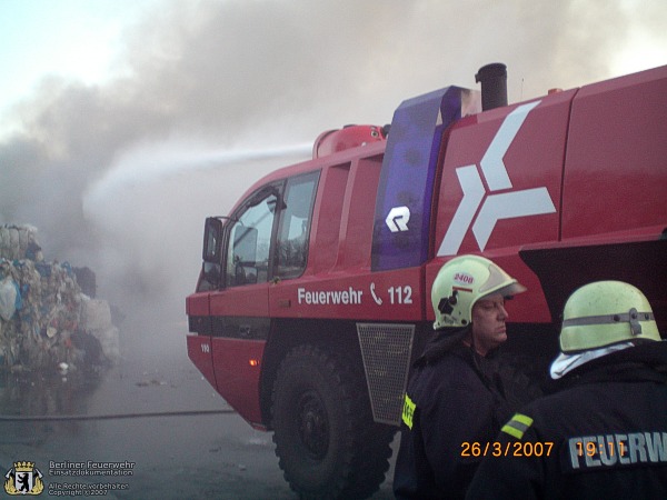 Ein Fahrzeug der Flughafenfeuerwehr hilft