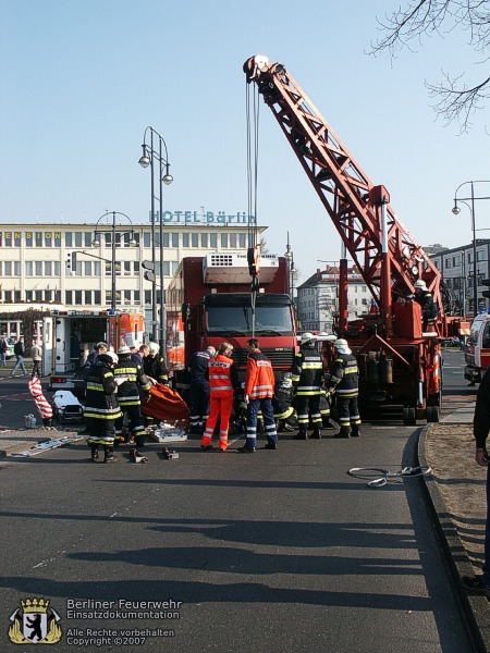 Feuerwehrkran hebt LKW an