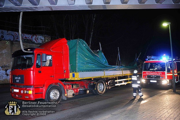 Sattelzug mit beschädigtem Auflieger