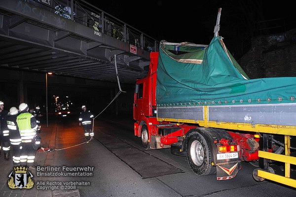 Sattelzug mit beschädigtem Auflieger