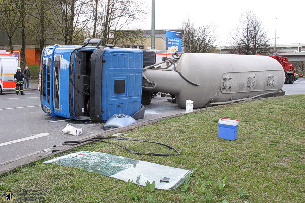 LKW mit herausgetrennter Frontscheibe