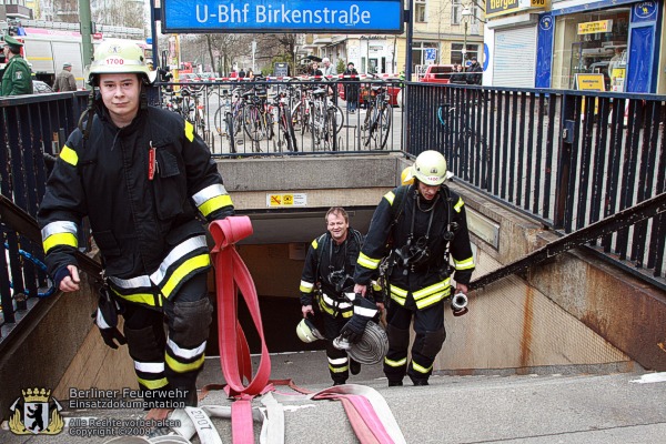 Feuerwehrleute am Tunneleingang