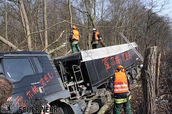 Lkw wird von Bäumen befreit