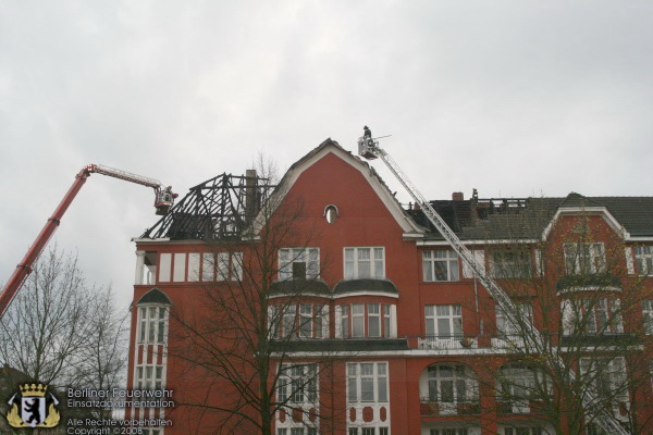 Brandhaus mit Teleskopmast und DLK