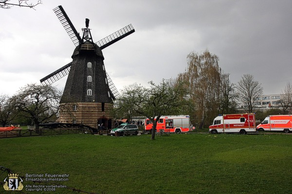 Fahrzeuge vor der Britzer Mühle