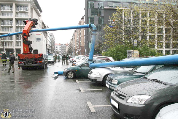 Unfallfahrzeug mit Rohr