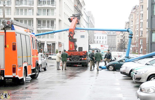 Unfallfahrzeug mit Rohr