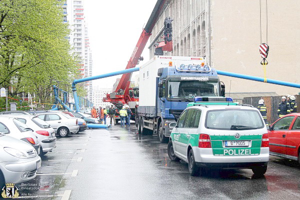 Unfallfahrzeug und Feuerwehrkran