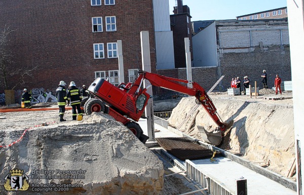 Bagger in Baugrube