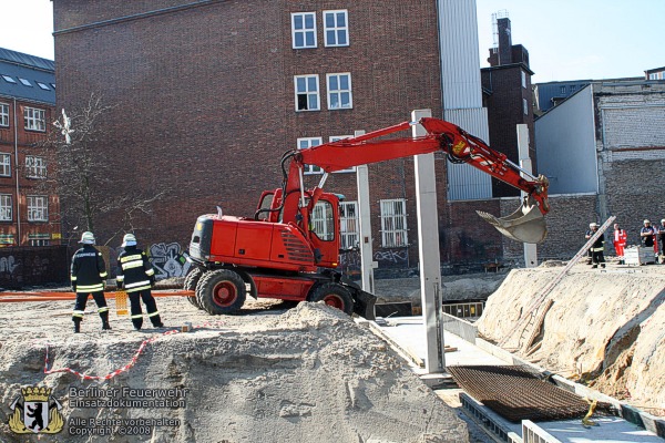 Bagger wird aus Grube gezogen