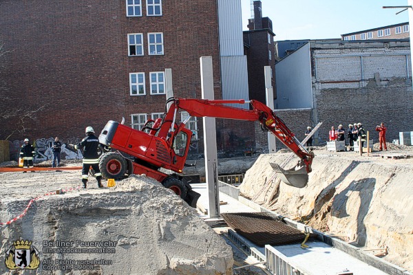 Bagger wird aus Grube gezogen