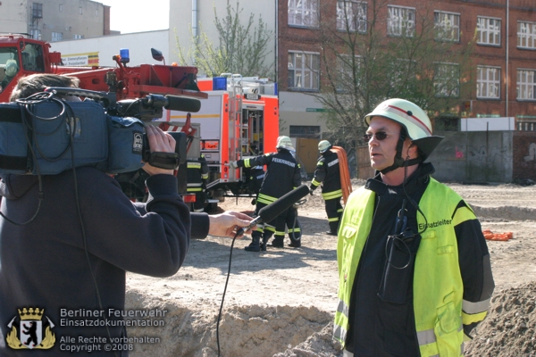 Einsatzleiter im Gespräch mit der Presse